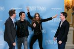 Nggak Jaim! Cara Delevingne Berpose Kocak di London