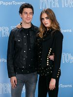 Nggak Jaim! Cara Delevingne Berpose Kocak di London