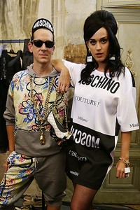 Katy berpose dengan sang desainer, Jeremy Scott. Vittorio Zunino Celotto/Getty Images/detikFoto.