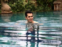 Kevin tampak asyik berenang.
