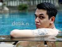 Kevin mentato tubuhnya dengan gambar-gambar yang religius.
