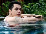 Telanjang Dada, Kevin Julio Pamer Tato