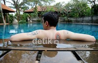 Tato berwarna bergambar Bunda Maria yang ada di bagian kanan punggungnya merupakan tato favorit Kevin.