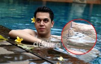 Kevin juga memiliki tato di dada bagian kiri.