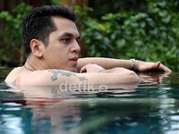 Kevin memiliki empat tato di tubuhnya.