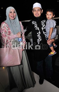 Puput Melati, Guntur Bumi dan anak saat ditemui di kawasan Kuningan, Jakarta Selatan. Pool/Noel/detikFoto.