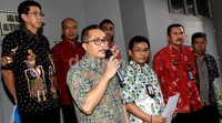 Pihak Ditjen Pajak memberikan keterangan pers terkait penyenderaan terhadap penunggak pajak di Lapas Salemba, Jumat (19/6).
