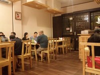 Di Sushi Matsu, meja dan kursi kayu tertata rapi dengan interior serta pintu dorong a la Jepang.