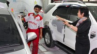 Indah berkomunikasi dengan pekerja di Auto2000. Berkarir di bengkel otomotif, tak terkecuali bagi para wanita, cukup menjanjikan. Bukan sekadar materi yang bakal diperoleh, namun juga karir dan ilmu.