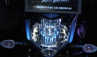 Lampu depan Yamaha Byson. Lampu depannya lebih agresif dengan multireflektor. Lampunya kini memakai lampu halogen sehingga cahaya lebih terang.