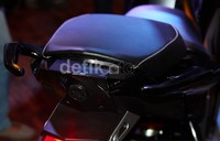 Handle jok belakang kini desainnya mirip tanduk. Di bagian belakang terpasang lampu belakang lebih tajam, jok terpisah.