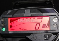 Desain spidometer digital yang menampilkan berbagai informasi motor.