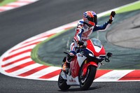 Juara MotoGP Casey Stoner melakukan demo lap dengan Honda RC213V- S saat di balapan MotoGP Catalunya beberapa waktu lalu. Pool/dok Honda.