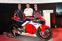 Wakil Presiden untuk HRC, Shuhei Nakamoto, dan dua rider MotoGP Honda, Marc Marquez dan Dani Pedrosa berpose bareng Honda RV213V-S. Pool/dok Honda.
