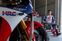 Bagian depan motor Honda RC231V-S terlihat dengan background pebalap Marc Marquez. Motor ini merupakan turunan dari motor MotoGP Honda, RC213V yang menguasai balapan tahun 2013-2014. Pool/dok Honda.