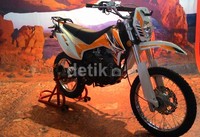 Berbagai perubahan diberikan, seperti menggunakan rangka sama seperti 200 cc, swing arm kini lebih panjang. Sehingga konsumen bisa mengganti ban lebih lebar 19/21.