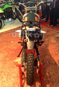 Selanjutnya berbagai pilihan warna baru juga disediakan, misalnya hitam, orange, putih dan merah.