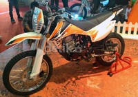 Viar New Cross 150 cc dibanderol Rp 14,8 juta. lebih mahal Rp 1 juta dibandingkan generasi sebelumnya.