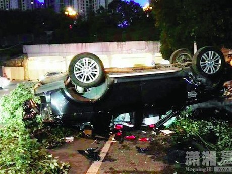 Pria Ini Nyaris Tewas Ketiban SUV yang Jatuh dari Pelataran Parkir
