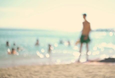 Mata Bisa Rusak Saat Main ke Pantai Karena 8 Kesalahan Ini