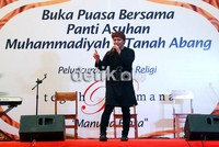 Di acara itu, Teguh pun membawakan single andalan dari albumnya itu yang berjudul 'Manusia Biasa'.