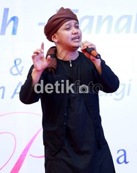 Di lagu tersebut, Teguh mencoba untuk memberikan gambaran jika tidak ada manusia yang sempurna. Ia pun berharap lagunya ini bisa diterima oleh pendengarnya.
