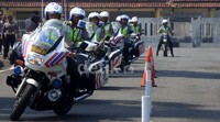 Dalam latihan di kawasan GOR Satria Purwokerto, tim Srikandi yang memang dipersiapkan khusus untuk menyambut arus mudik lebaran ini tampak serius mengikuti tahap-tahap menguasai kendaraannya.