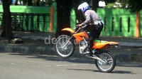 Diantaranya adalah senam lantas, zig-zag, zig-zag melingkar, dan joint rider harus dikuasai oleh para Srikandi serta beberapa halang rintang yang diperagakan oleh para senior mereka di Satlantas.