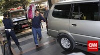 Tersangka dalam mobil pertama mengenakan kaos polo warna merah marun dan kemeja hitam lengan panjang. Sementara dalam mobil kedua, tersangka mengenakan kaos lengan panjang warna hitam dan kemeja kotak-kotak lengan panjang digulung. Pria terakhir masih mengenakan sandal jepit sebagai alas kaki. CNN Indonesia/Adhi Wicaksono.
