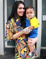Sweet Moment, Kartika Putri Gendong Anaknya yang Lucu
