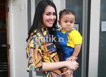Sweet Moment, Kartika Putri Gendong Anaknya yang Lucu