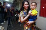 Sweet Moment, Kartika Putri Gendong Anaknya yang Lucu