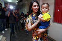 Kartika pun nampak bahagia menggendong si buah hati.