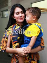 Sweet Moment, Kartika Putri Gendong Anaknya yang Lucu