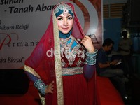 Penampilan berhijab ala Roro Fitria.