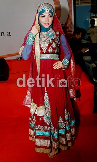 Roro tampil dengan busana ala Bollywood yang bernuansa merah dan biru.