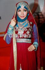 Tampil Berhijab, Roro Fitria Bergaya ala Bollywood