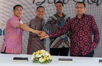 Direktur BNI Anggoro Eko Cahyo (dua kanan), Senior Executive Vice President Transactions Banking Bank Mandiri (kiri), Direktur BRI Muhammad Ali (dua kiri) dan Direktur Utama Jasamarga Bali Tol Akhmad Tito Karim (kanan) saat peluncuran pembayaran elektronik Tol Bali Mandara di Tanjung Benoa, Bali, Jumat (19/6). Pool/Dok. BNI.
