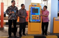 Untuk meningkatkan penggunaan uang elektronik di jalan tol Bali Mandara, pasca peluncuran sinergi e-payment ini akan dilakukan pemotongan harga untuk penjualan kartu perdana Mandiri e-money, BRI Brizzi, dan BNI Tapcash. Pool/Dok. BNI.