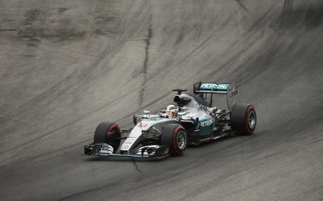 Hamilton Raih Pole, Mercedes Start 1-2
