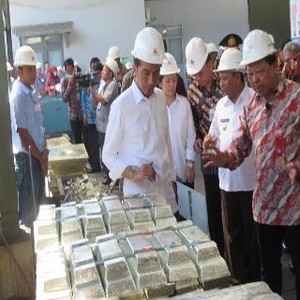 Jokowi Blusukan ke Pabrik Timah di Bangka Belitung