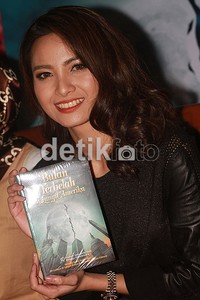 Film tersebut diadaptasi dari novel 'Bulan Terbelah di Langit Amerika‎' karya Hanum Salsabiela Rais dan Rangga Almahendra yang cukup laris di pasaran.