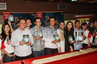 Para pemain dan sutradara 'Bulan Terbelah di Langit Amerika' saat menggelar jumpa pers di kawasan Kemang Timur, Jakarta Selatan, Sabtu (20/6/2015).