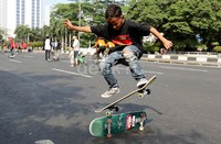 Mereka melakukan parade pawai di sepanjang jalan hingga bundaran Hotel Indonesia, untuk memperingati hari skate board sedunia.