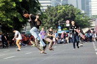 Permainan ini-lah yang menarik perhatian para penggunaaan jalan.