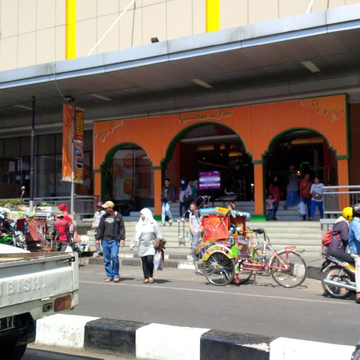 Weekend Pertama Ramadan, Warga Bandung Serbu Pusat Perbelanjaan