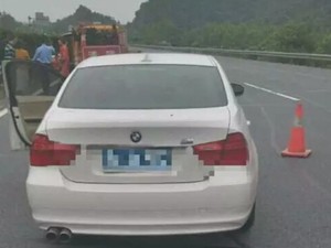Memotret Suami Mengganti Ban, Wanita Ini Tewas Tersambar Mobil