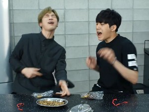 Kocak! Idola KPop Ini Menjerit Dikerjai Makan Cacing