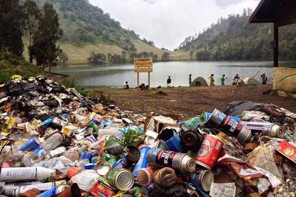 Buang Sampah di Gunung, Kampungan!