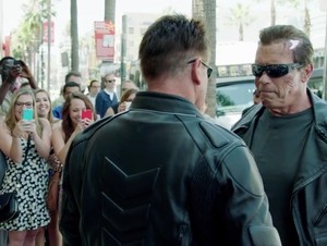 Arnold Schwarzenegger Jadi Terminator Sungguhan & Bikin Turis Kaget